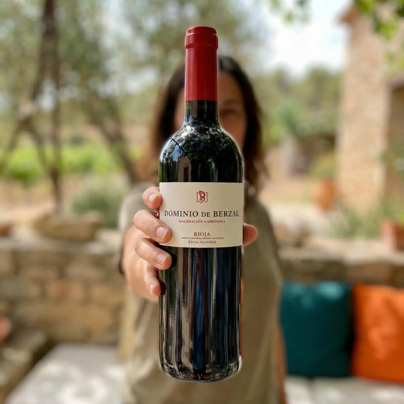 Vino tinto joven ideal para carnes y platos cotidianos