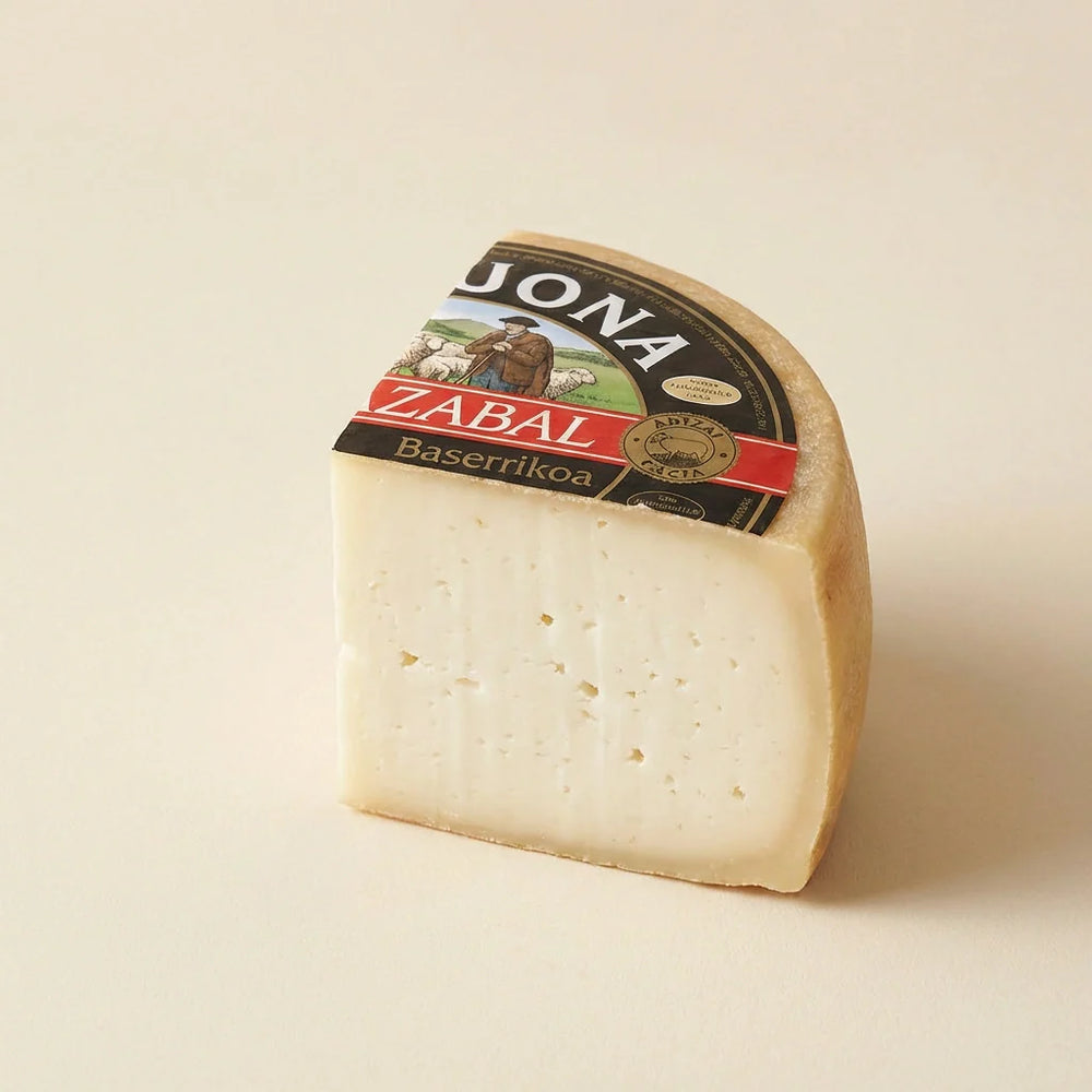 Cesta con queso Idiazabal Lekuona, dulce de manzana y Tejas de Tolosa
