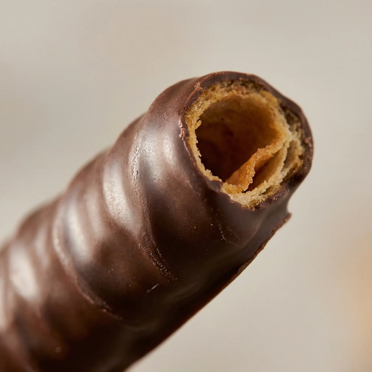 Tejas y cigarrillos con cacao y textura crujiente