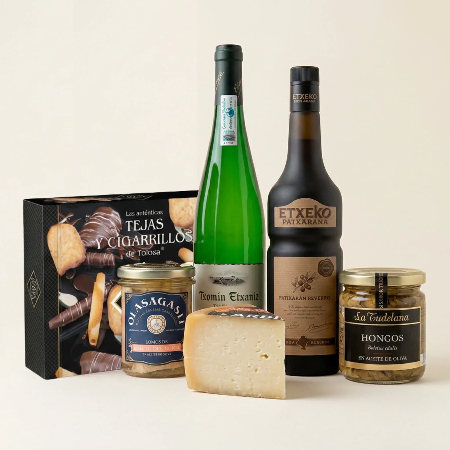 Cesta gourmet vasca con txakoli, pacharán y queso Idiazabal ahumado
