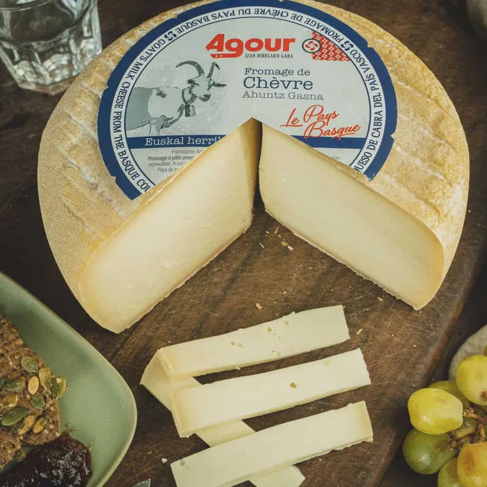 Queso Agour de gran formato con textura firme y carácter marcado