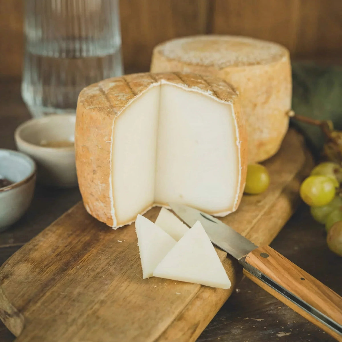 Queso de cabra artesanal ideal para tablas aperitivos y recetas gourmet
