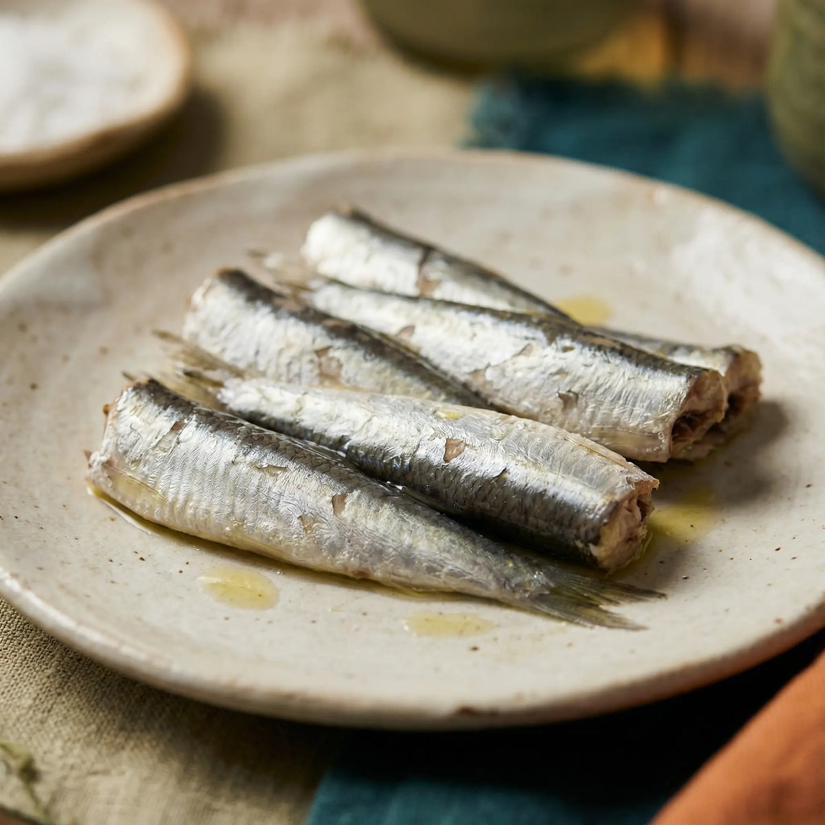 Regalo de conservas gourmet y txakoli para amantes del aperitivo