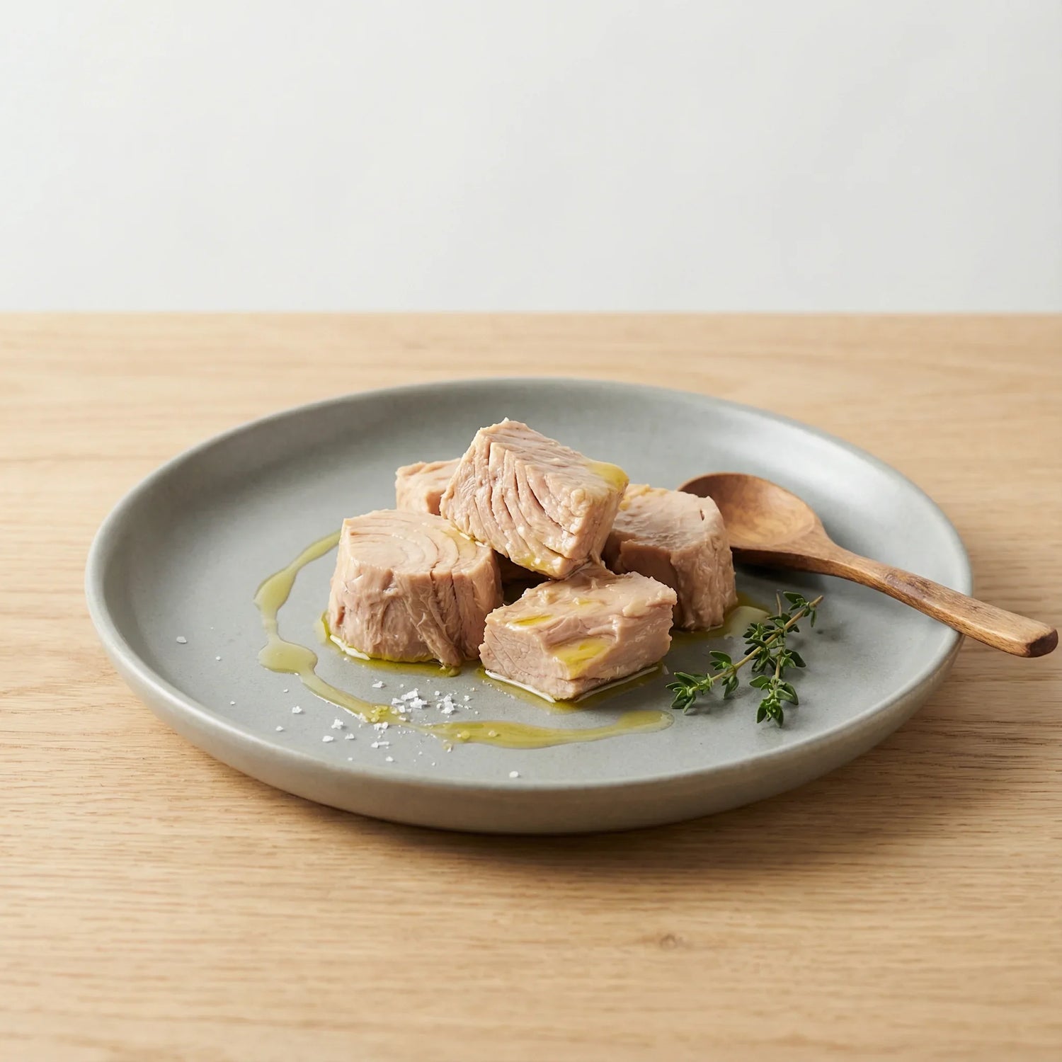 Experiencia marinera vasca con conservas premium y queso Idiazabal