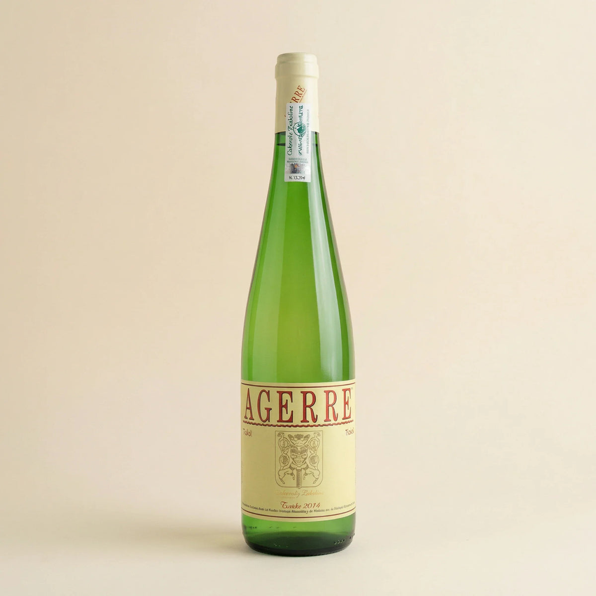 Cesta de productos vascos con queso, conservas, txakoli y dulces artesanos
